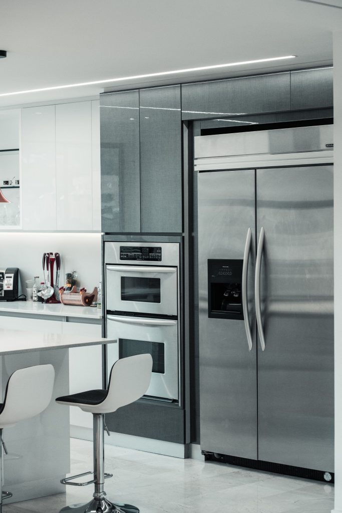Cucina moderna con forno e frigorifero da incasso