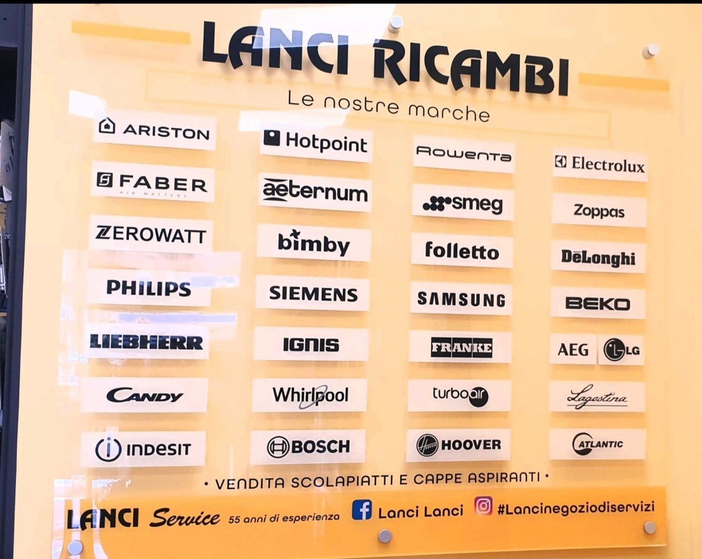 La parete dei marchi nel negozio Lanci Ricambi, con la scritta Lanci Service