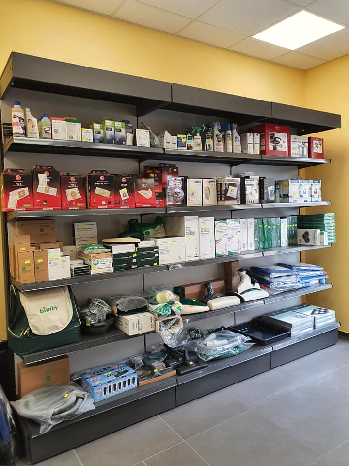 Scaffali del negozio con ricambi e accessori per elettrodomestici