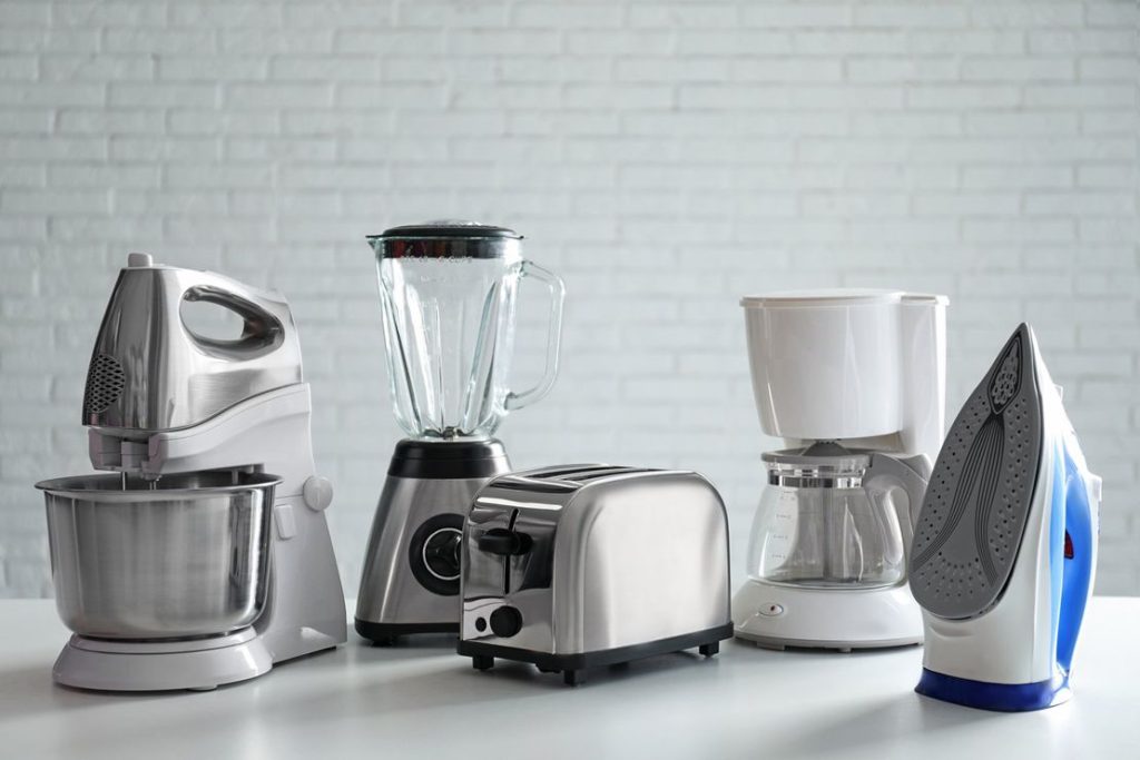 Piccoli elettrodomestici: sbattitore, frullatore, tostapane, macchina del caffè e ferro da stiro